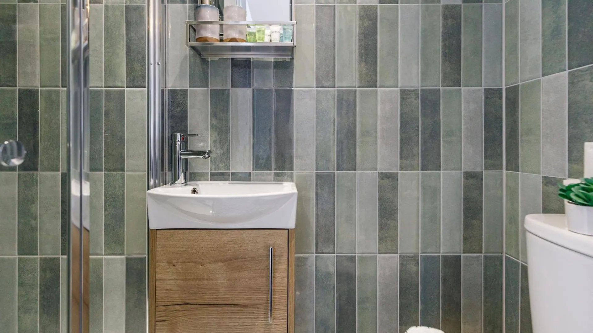 Urban Green Oasis Modern Minimalist Studio London Lejlighed
