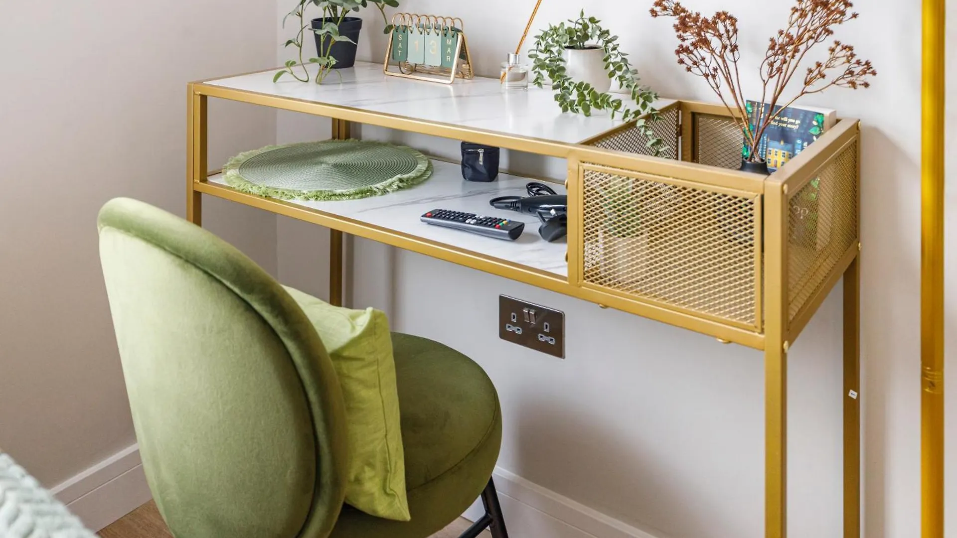 Urban Green Oasis Modern Minimalist Studio London Lejlighed